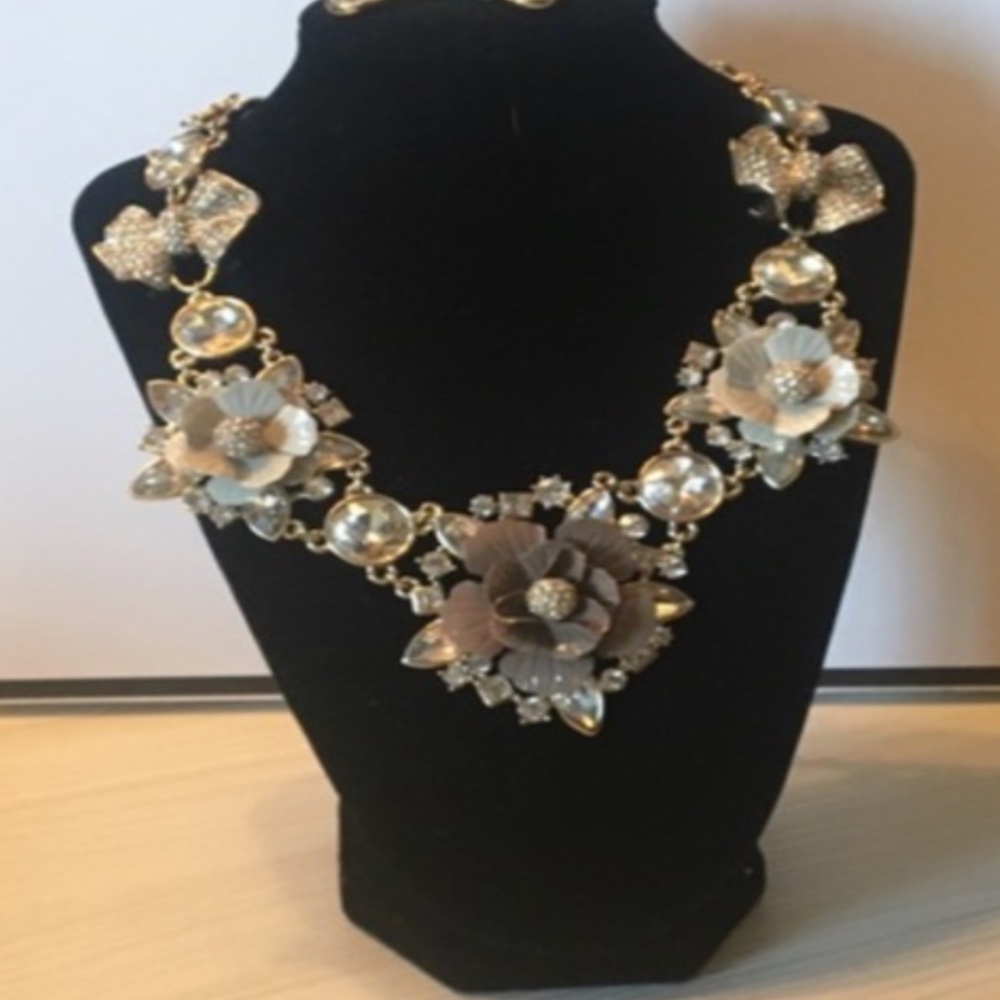 White House Black Market -- necklace